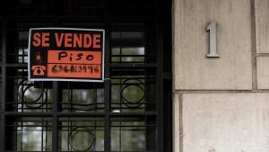 Archivo - Vista de un cartel de Se vende en un portal de un edificio de viviendas