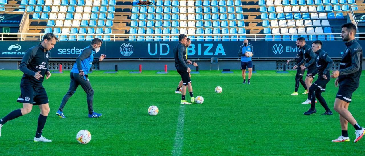 Una imagen de la plantilla de la UD Ibiza durante uno de sus entrenamientos a las órdenes de Paco Jémez para preparar el desplazamiento de hoy a Fuenlabrada.