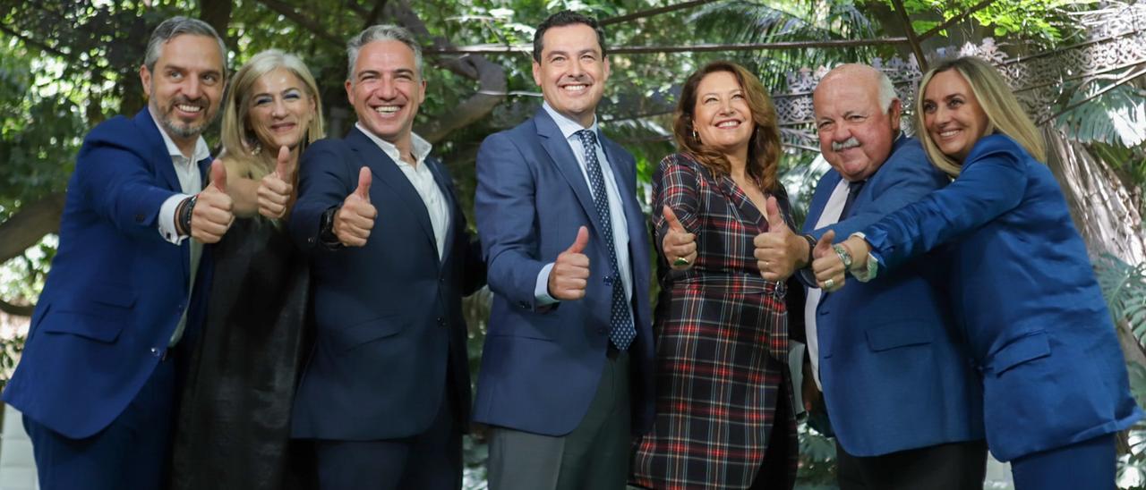 Juanma Moreno junto a sus consejeros en el acto de Málaga.