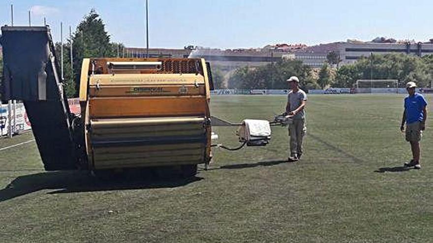 Operarios inician los trabajos para cambiar el césped del campo de fútbol Ponte dos Brozos.