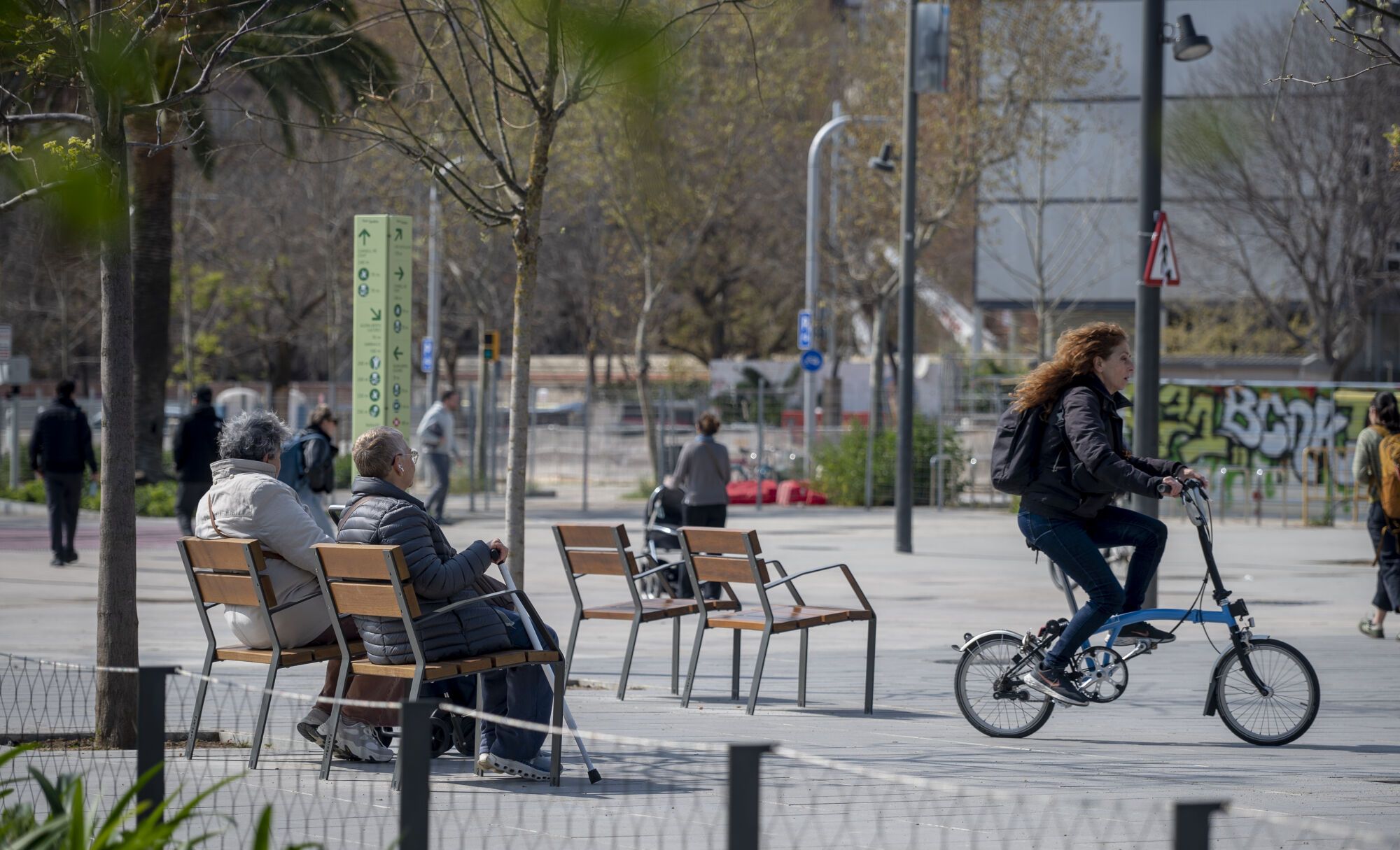 Barcelona diversifica el mobiliario en sus calles: bancos, sillas, tumbonas y mucho más