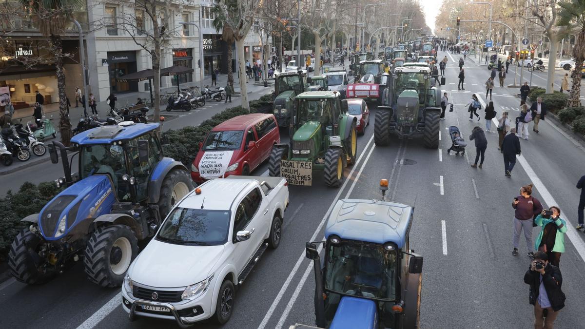 Los tractores circulan por las calles de Barcelona