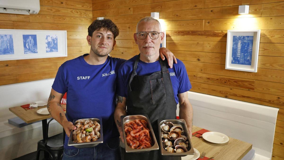 Xavi Calsina, pare, i Èric Calsina, fill, al capdavant del restaurant Sea and Chips (Can Sard) a Figueres.
