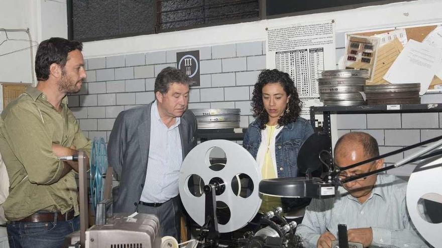 Lores durante su visita a los talleres de conservación de la Cineteca Nacional de México. // Concello