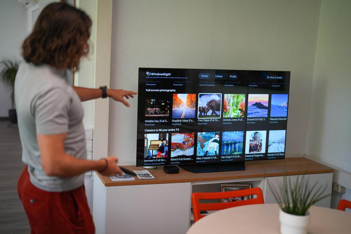 Pol Rosset, CEO de Windowsight, una plataforma de streaming creada en Terrassa que emite imágenes de obras de arte como alternativa a la pantalla apagada enseña cómo funciona