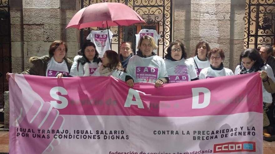 Un grupo de trabajadores, concentrados delante del Ayuntamiento de Llanes, ayer.