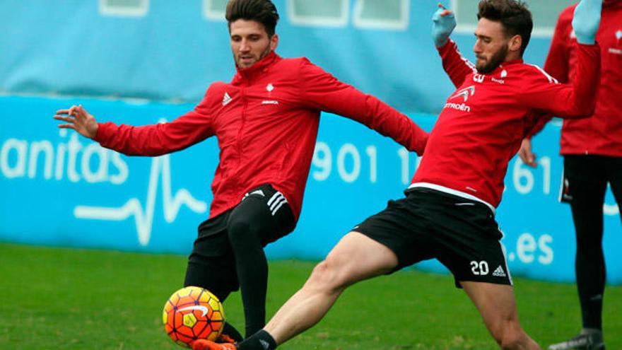 Sergi Gómez y Carles Planas disputan el balón, ayer, en A Madroa. // Ricardo Grobas