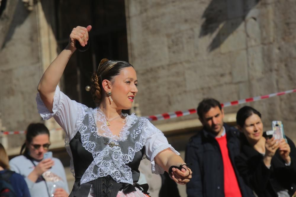 Danzas populares en el entorno de la Lonja