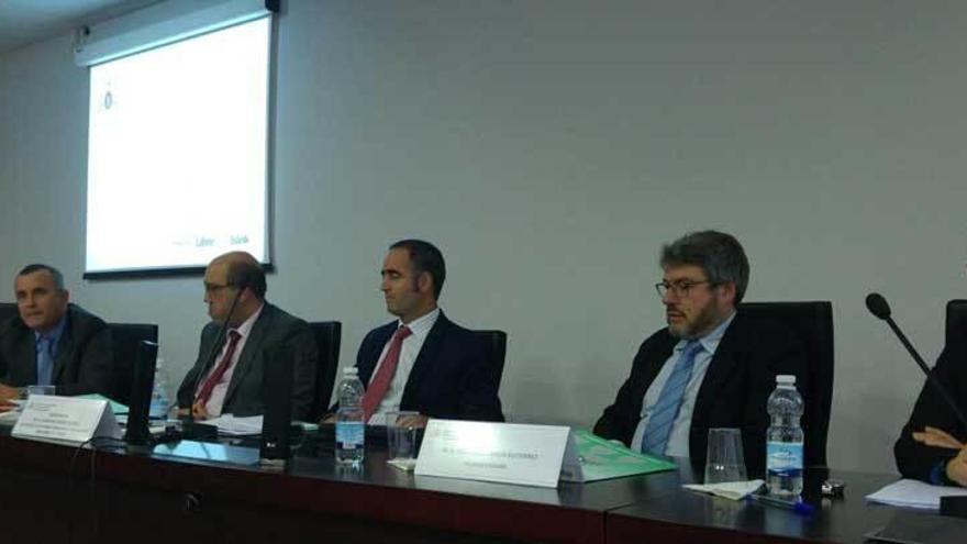Por la izquierda, César García, Carlos Freire, Javier de Andrés (catedrático de Economía Financiera, que fue el moderador), Fernando García y Reyes Palomares, el viernes, durante la mesa redonda en Oviedo.