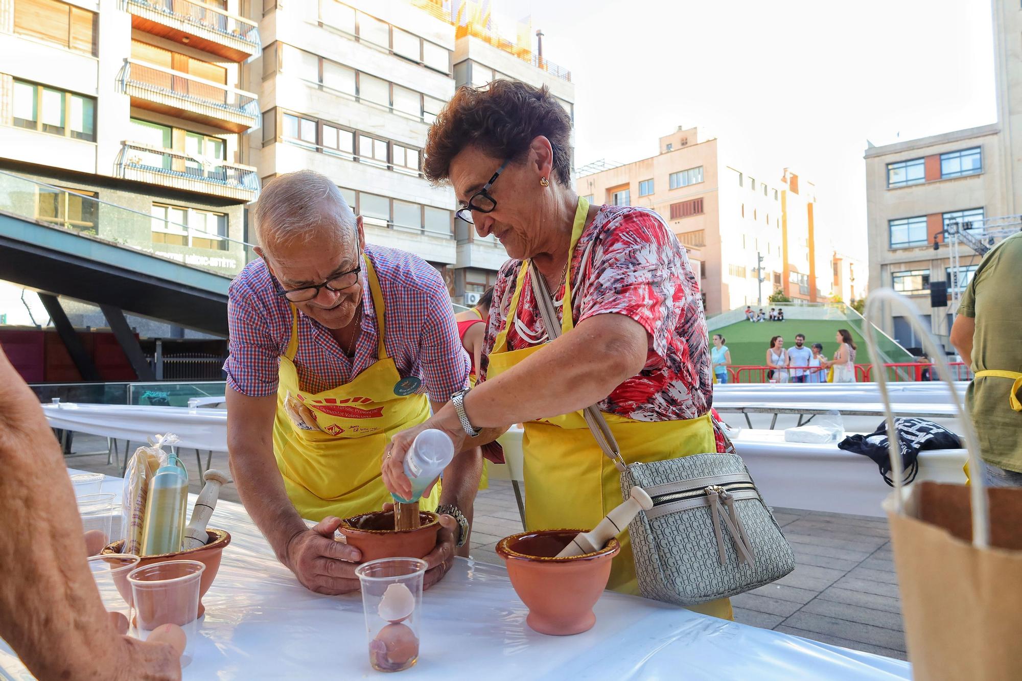 Encuentro para elaborar 'allioli' en las fiestas de Vila-real