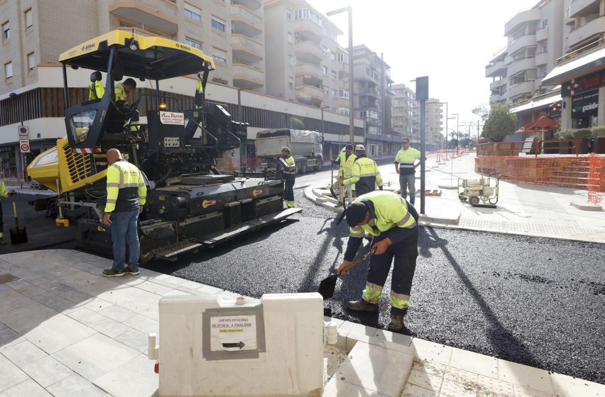 Vila espera abrir hoy al tráfico los cruces de Isidor Macabich con las calles Murcia y Balears