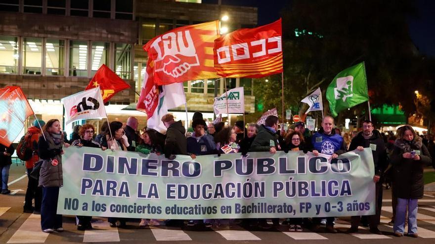 Profesores y padres de la escuela pública celebran el frenazo al bachillerato concertado: "Los recursos tienen que ir donde hacen falta"
