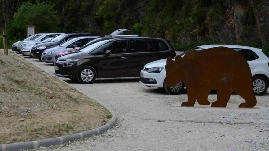 Uno de los lugares de avistamiento osero en la cordillera cantábrica, marcado con un oso de metal, en Fondos de Vega.