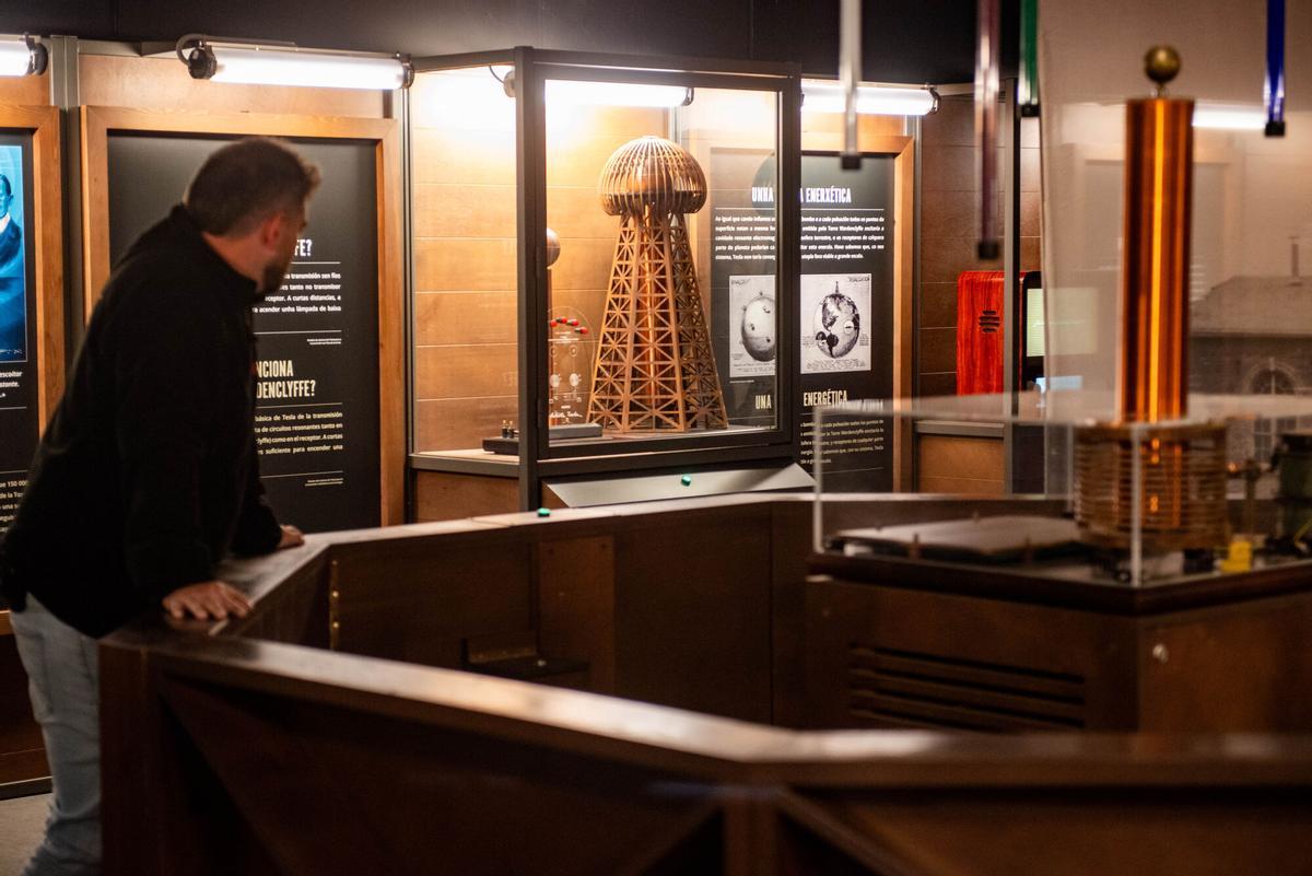 La muestra itinerante, organizada por la Fundación La Caixa, recorre la vida y obra del ingeniero serbio, figura clave en la historia de la ciencia gracias al desarrollo de inventos que marcaron el siglo XX.