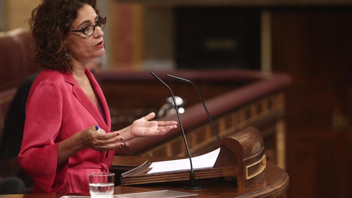 La ministra de Hacienda, María Jesús Montero, durante su intervención en el Congreso sobre los remanentes de los ayuntamientos.