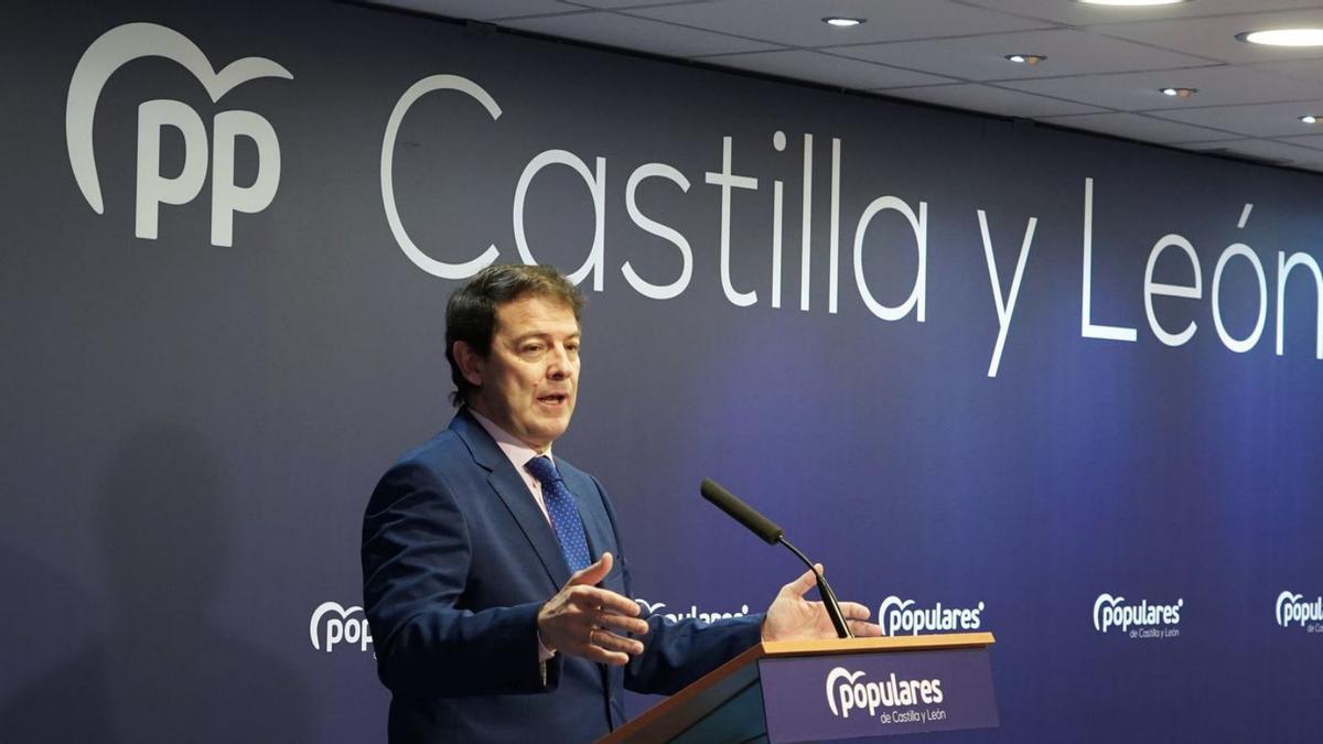 El presidente del PP de Castilla y León y presidente en funciones de la Junta, Alfonso Fernández Mañueco, durante su comparecencia ante los medios. | Ical / Miriám Chacón