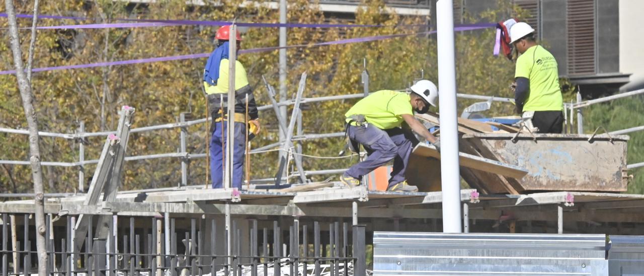 Trabajadores en una nueva promoción de viviendas en Castelló.