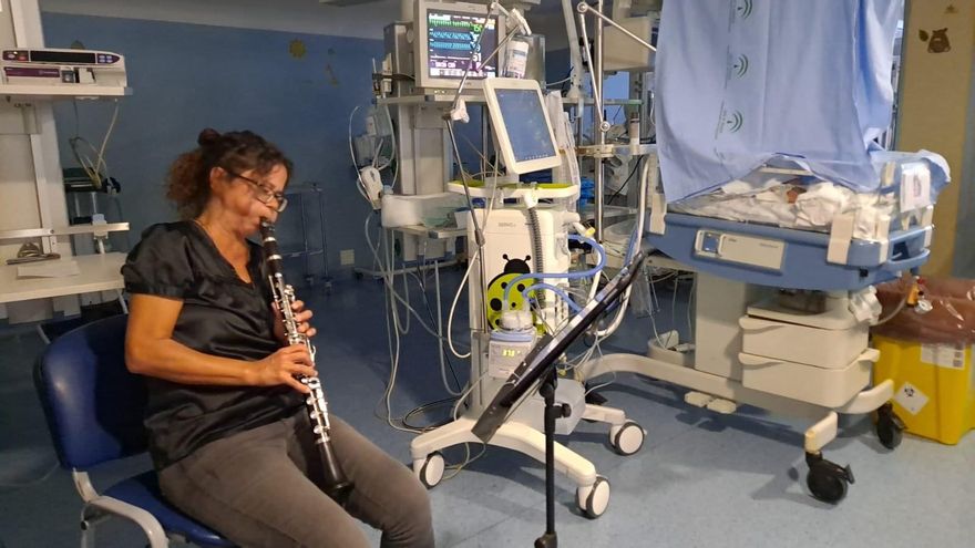 Sesión de musicoterapia en el Hospital Materno de Málaga.