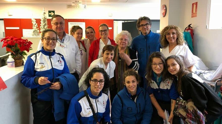 El presidente y las jugadoras del Elda Prestigio, en el hospital.