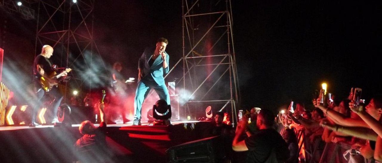 Antonio José, en el escenario de la Alcazaba de Palma del Río, durante el concierto.