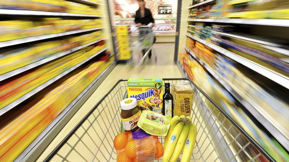 Un carrito de la compra en un pasillo de un supermercado.