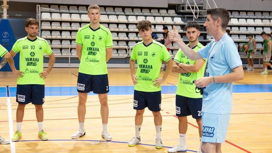 Manolín, entrenador del Playas de Castellón, durante un entreno de esta pretemporada.