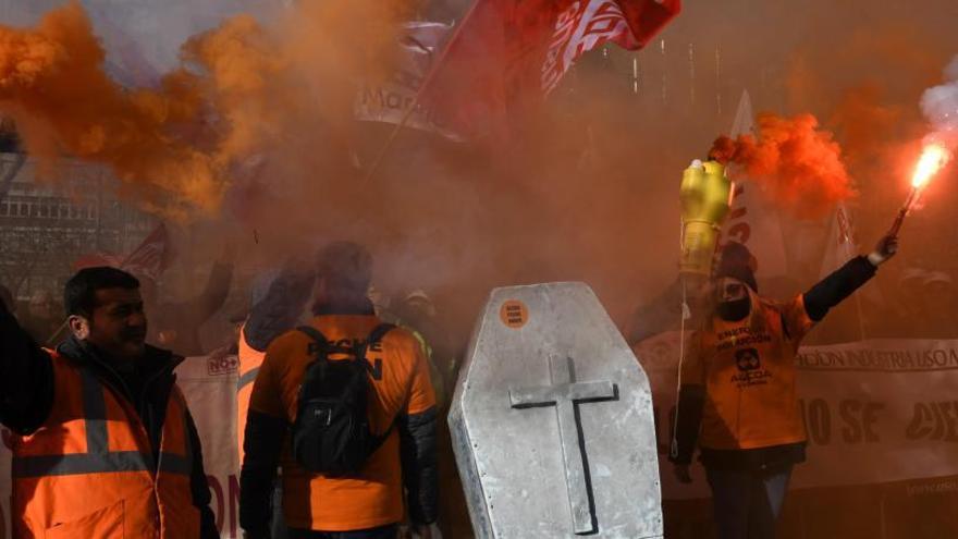 Protesta de trabajadores de Alcoa, con un ataúd en representación del sector del aluminio gallego.