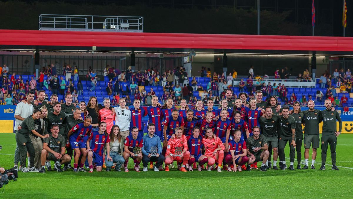 La plantilla y el staff técnico del FC Barcelona posa al completo con Jonatan Giráldez, Sandra Paños y Mariona Caldenteny en el centro de la imagen
