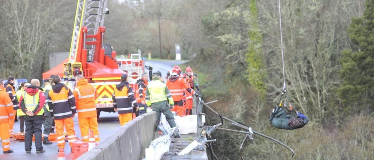 Accidente mortal de un autobús en Pontevedra | "Vimos al conductor tras el  parabrisas. No podía salir"