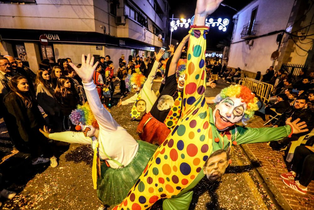 Cientos de disfraces invaden las calles de l`Alfàs del Pi