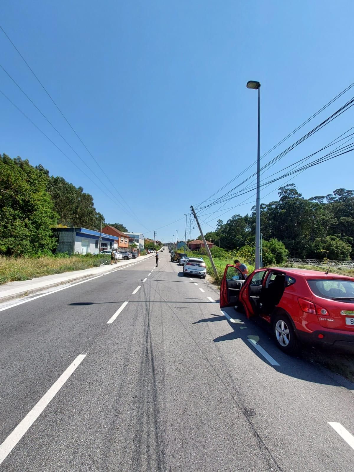 Uno de los postes afectados quedó inclinado sobre la carretera.