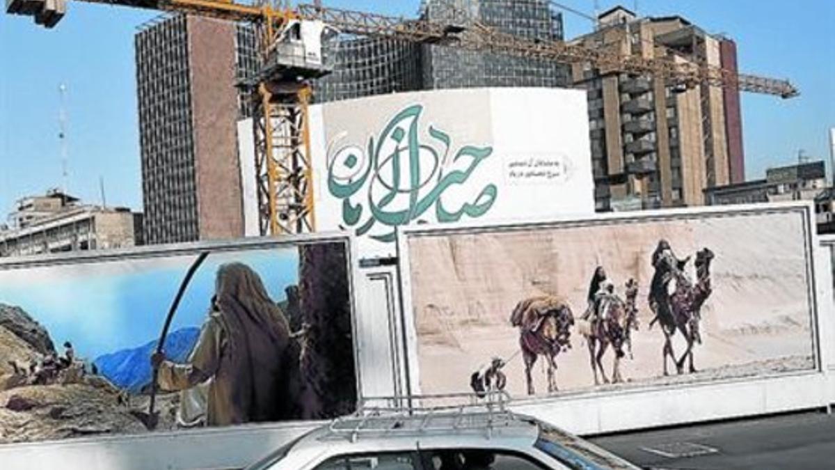 Expectativas 8Un vehículo circula frente a un edificio en construcción en Teherán.