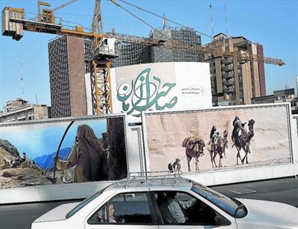 Expectatives 8 Un vehicle circula davant d’un edifici en construcció a Teheran. Expectatives 8 Un vehicle circula davant d’un edifici en construcció a Teheran.