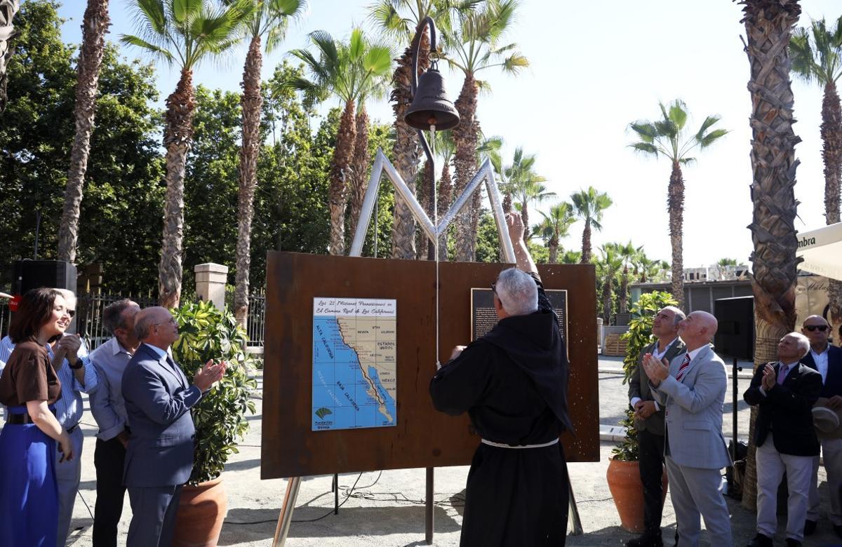 El prior franciscano, como representante de la orden que hizo posible el Camino Real de California, bendijo la campana y el Memorial de José de Gálvez en el Puerto.