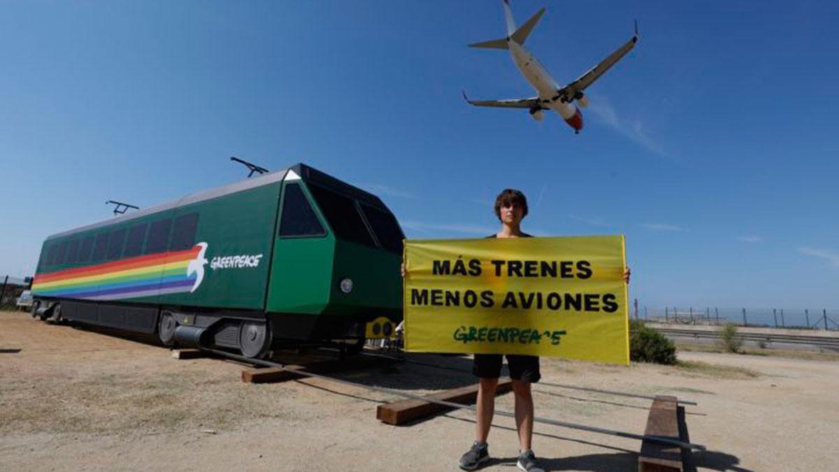 La locomotora de cartón que Greenpeace ha colocado en El Prat