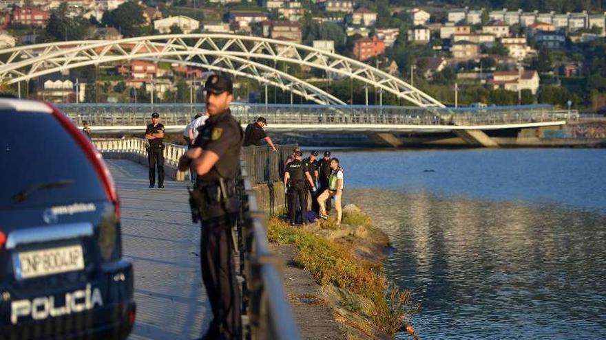 Efectivos de la Policía Nacional a la espera del levantamiento del cadáver. // Gustavo Santos