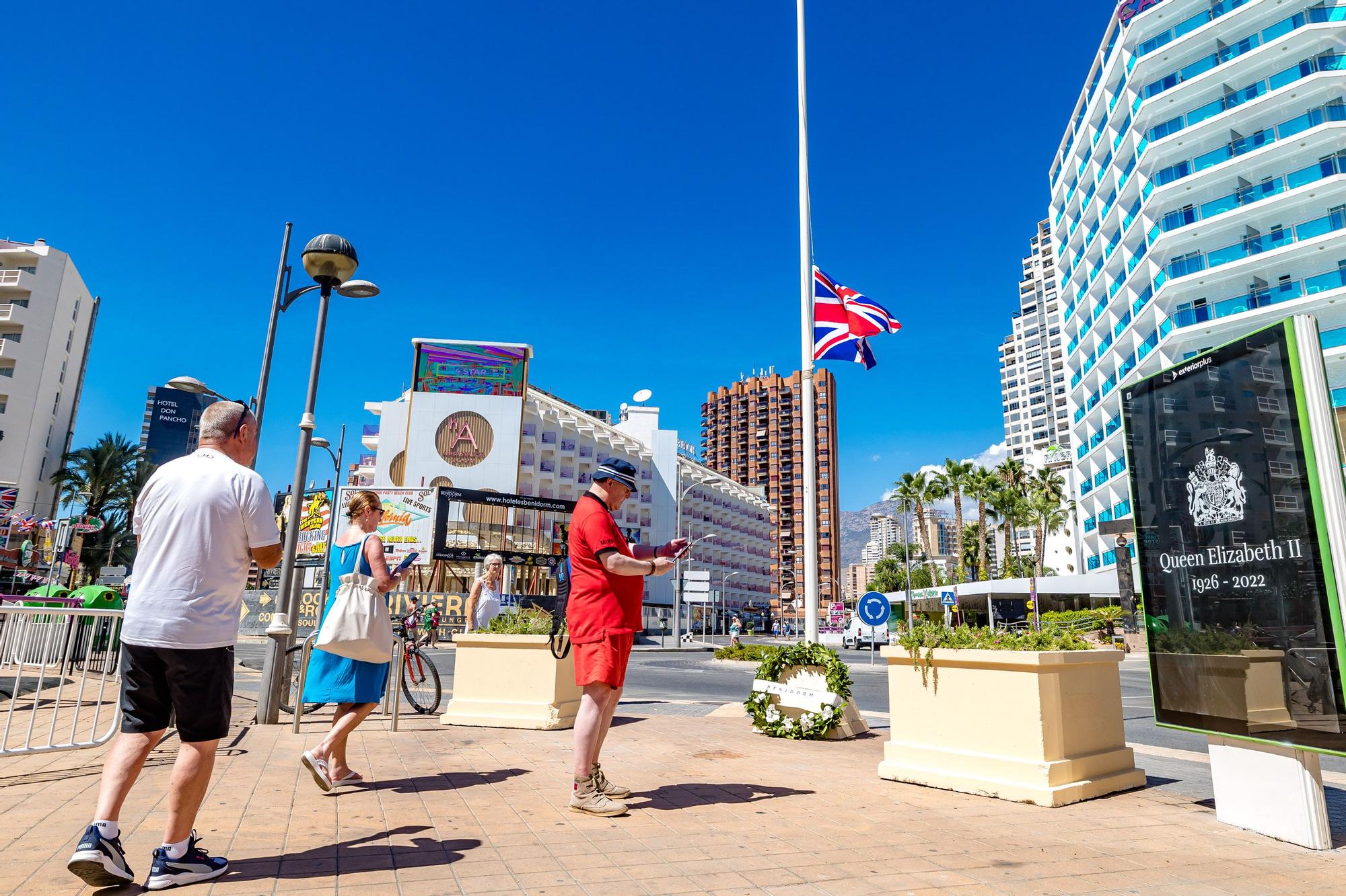 También están colocando en esta zona mupis con la foto de Isabel II para a montar un espacio de homenaje y recuerdo durante estos días.