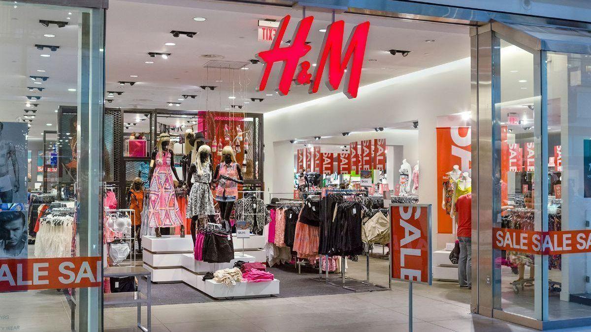 Una de las tiendas de H&amp;M en España, que se verán afectadas por la reorganización de la empresa