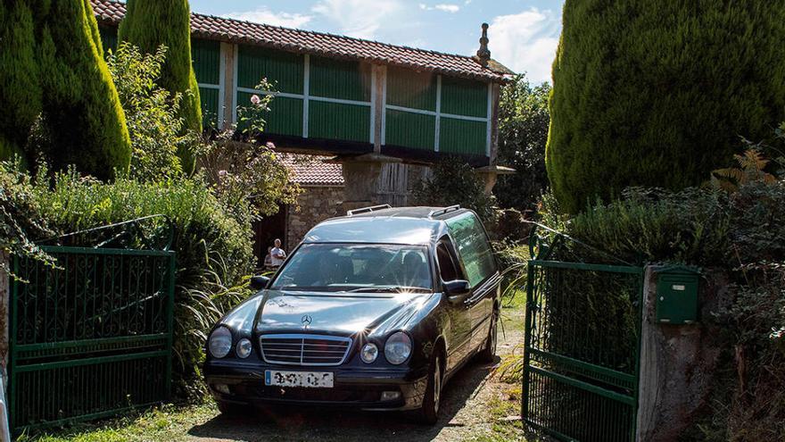 La explosión se registró en una casa rural de Melide. // EFE