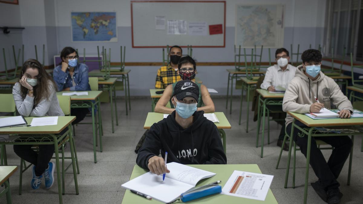 Un grupo de estudiantes y profesores de la modalidad nocturna de enseñanza en el instituto Blanco Amor. // BRAIS LORENZO