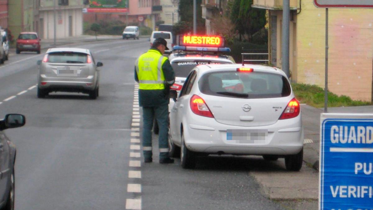 Multado con 200 euros por aparcar el coche delante de su propio garaje: la Guardia civil vigila a los conductores asturianos con esta sanción de consideración "grave"