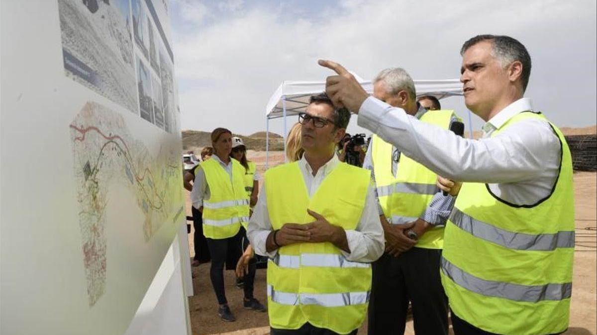 Félix Bolaños visita junto a miembros de Adif las obras de la alta velocidad Murcia-Almería en el tramo Pulpí-Vera.