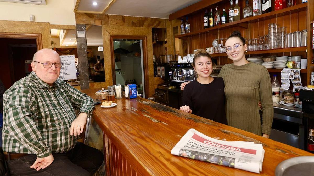 Cliente y empleadas del bar La Constancia.