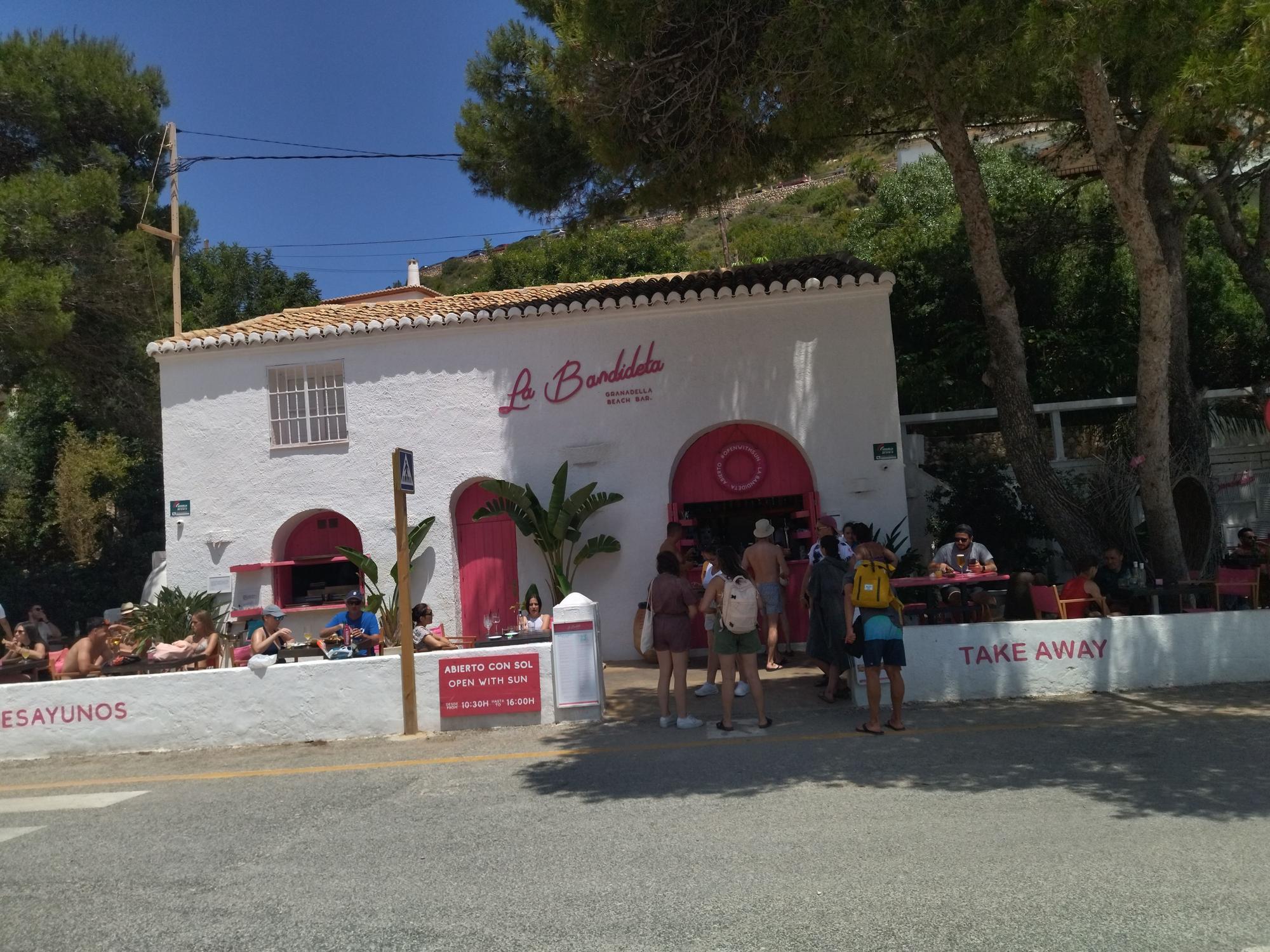 Tiempo de calas: ¿Más coches que bañistas en la Granadella y la Barraca de Xàbia?