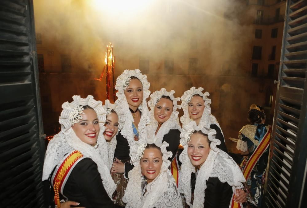 La Bellea del Foc y sus Damas sonríen ante los rescoldos de la Hoguera Oficial.