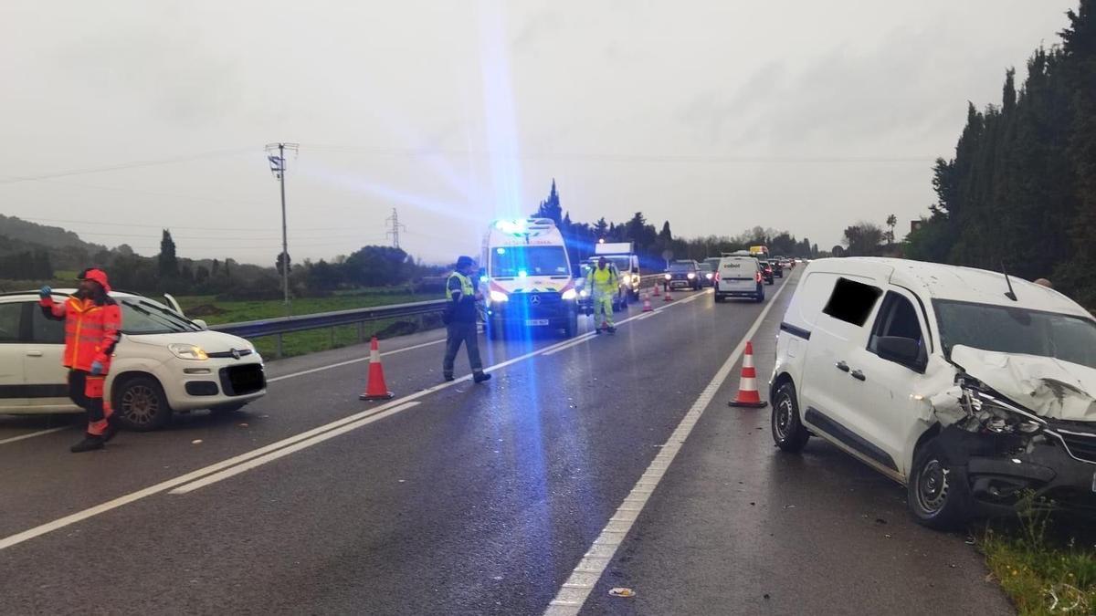ACCIDENTES DE TRÁFICO MALLORCA | Dos accidentes de tráfico en diez minutos con seis coches implicados colapsan la carretera de Alcúdia