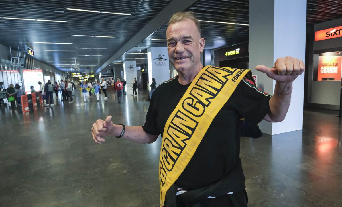 Nestor 'Che' García, nuevo técnico del CB Gran Canaria su llegada al aeropuerto de Gran Canaria