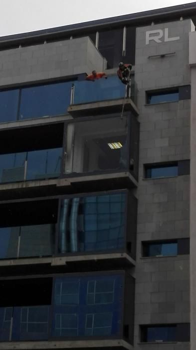 Caída de un ventanal en la calle Venegas