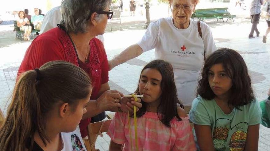 Los mayores enseñan a los niños.