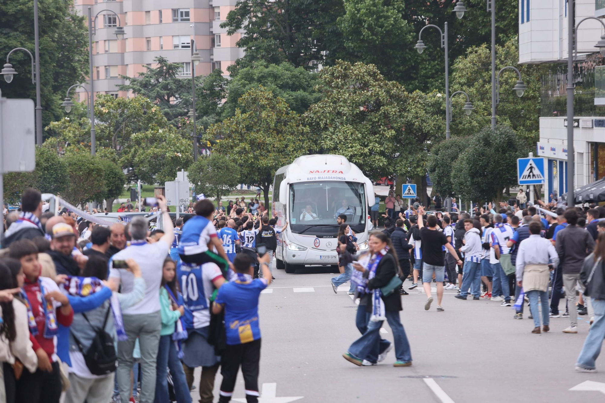 EN IMÁGENES: Avilés se tiñe de blanquiazul para la final por el ascenso ante el Rayo Majadahonda